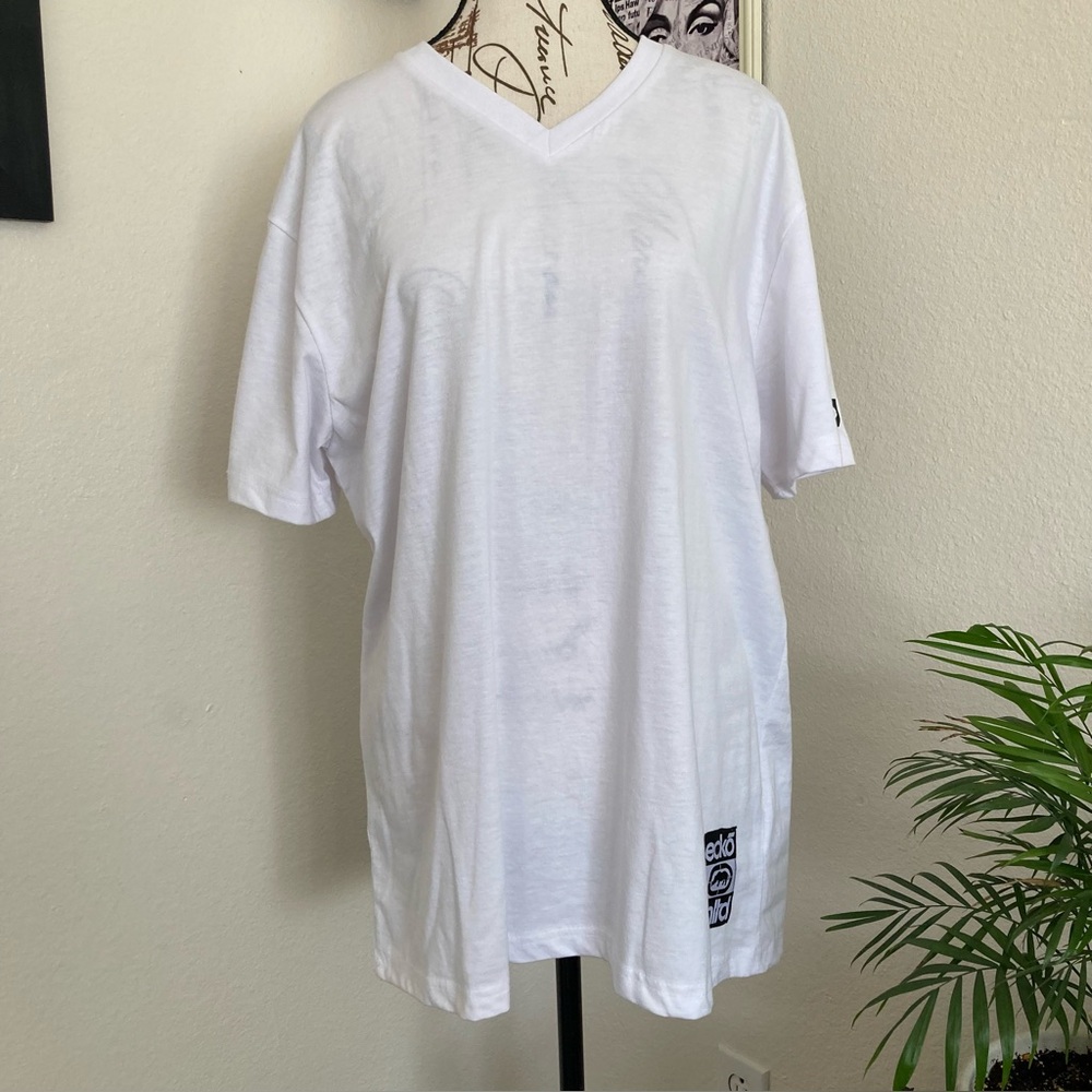 Ecko Unltd men’s V-neck t-shirt Large